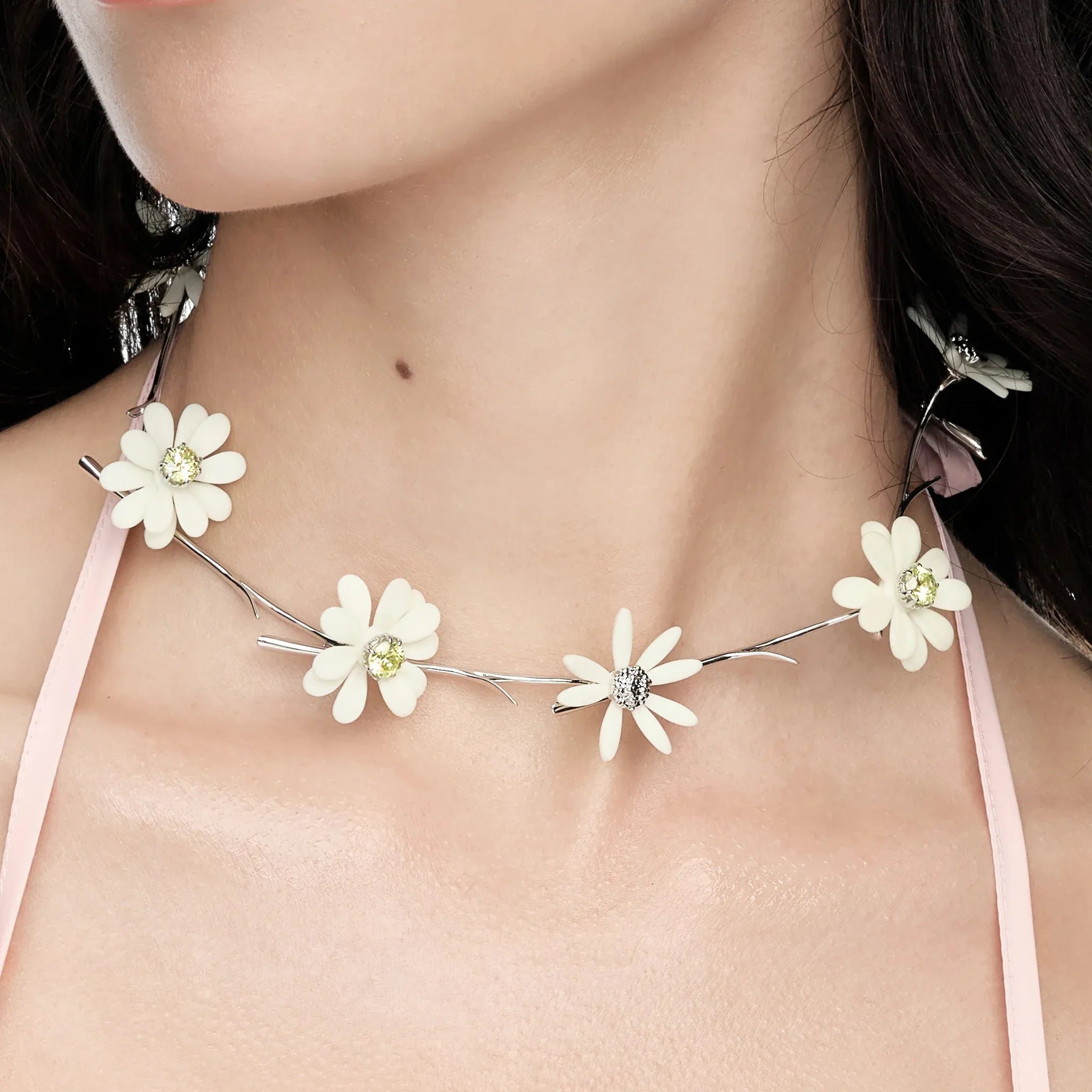 Close-up of YVMIN Paradise Flower Decoration Necklace White