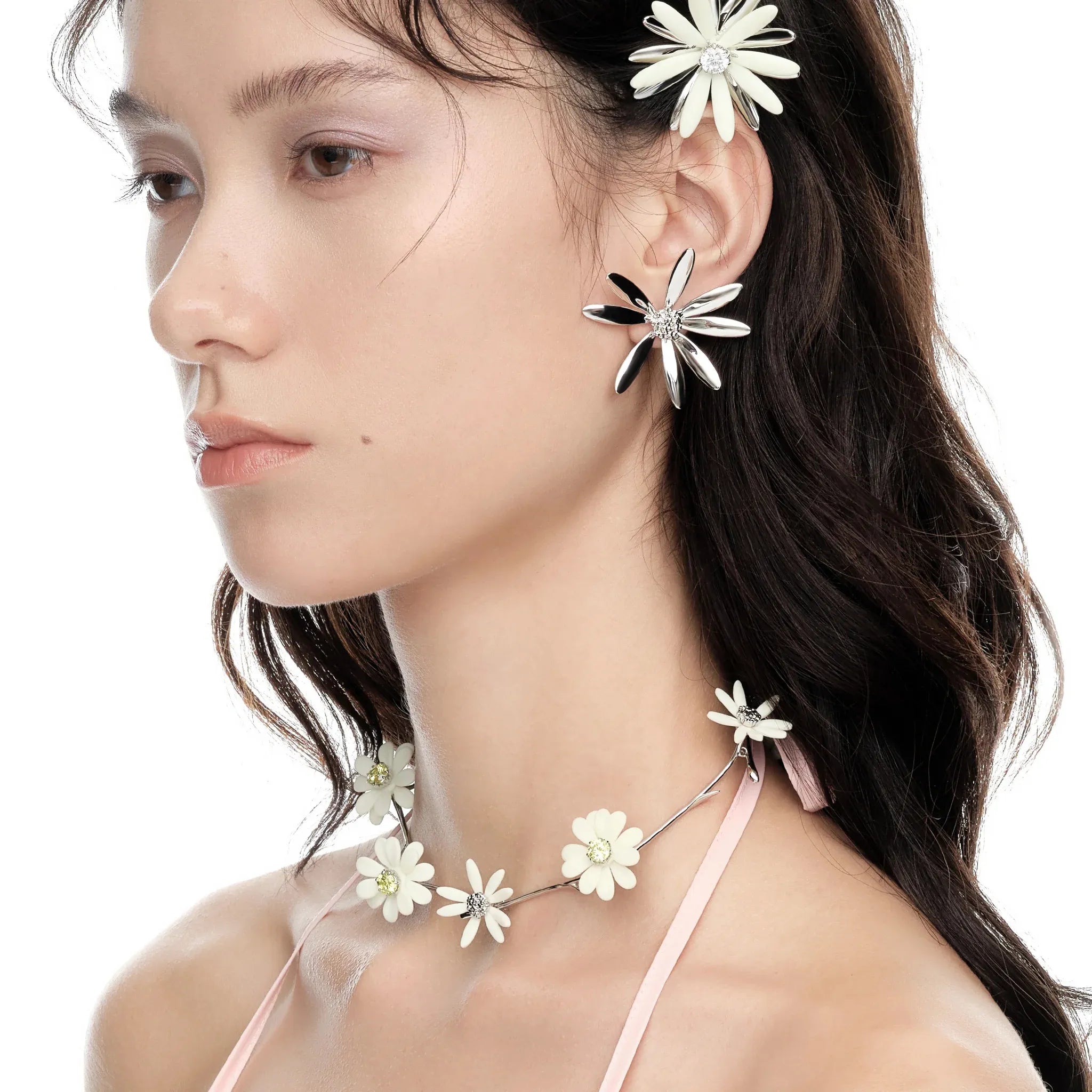 YVMIN Paradise Flower Decoration Necklace White worn by model
