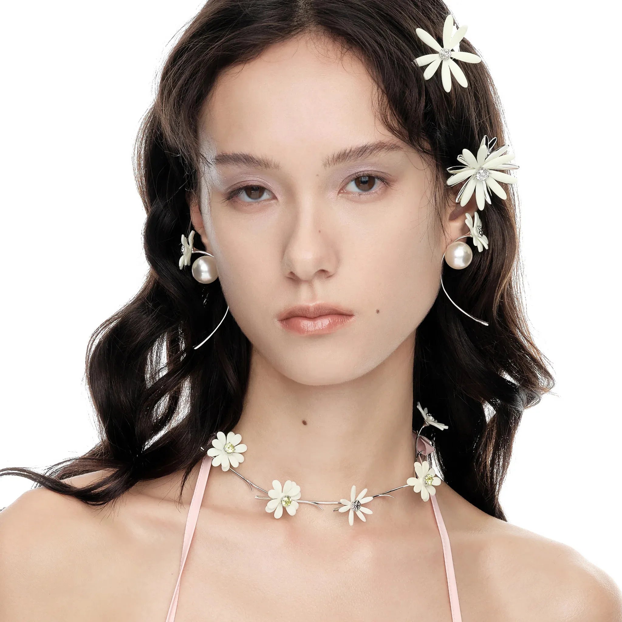 Model wearing YVMIN Paradise Flower Decoration Necklace White