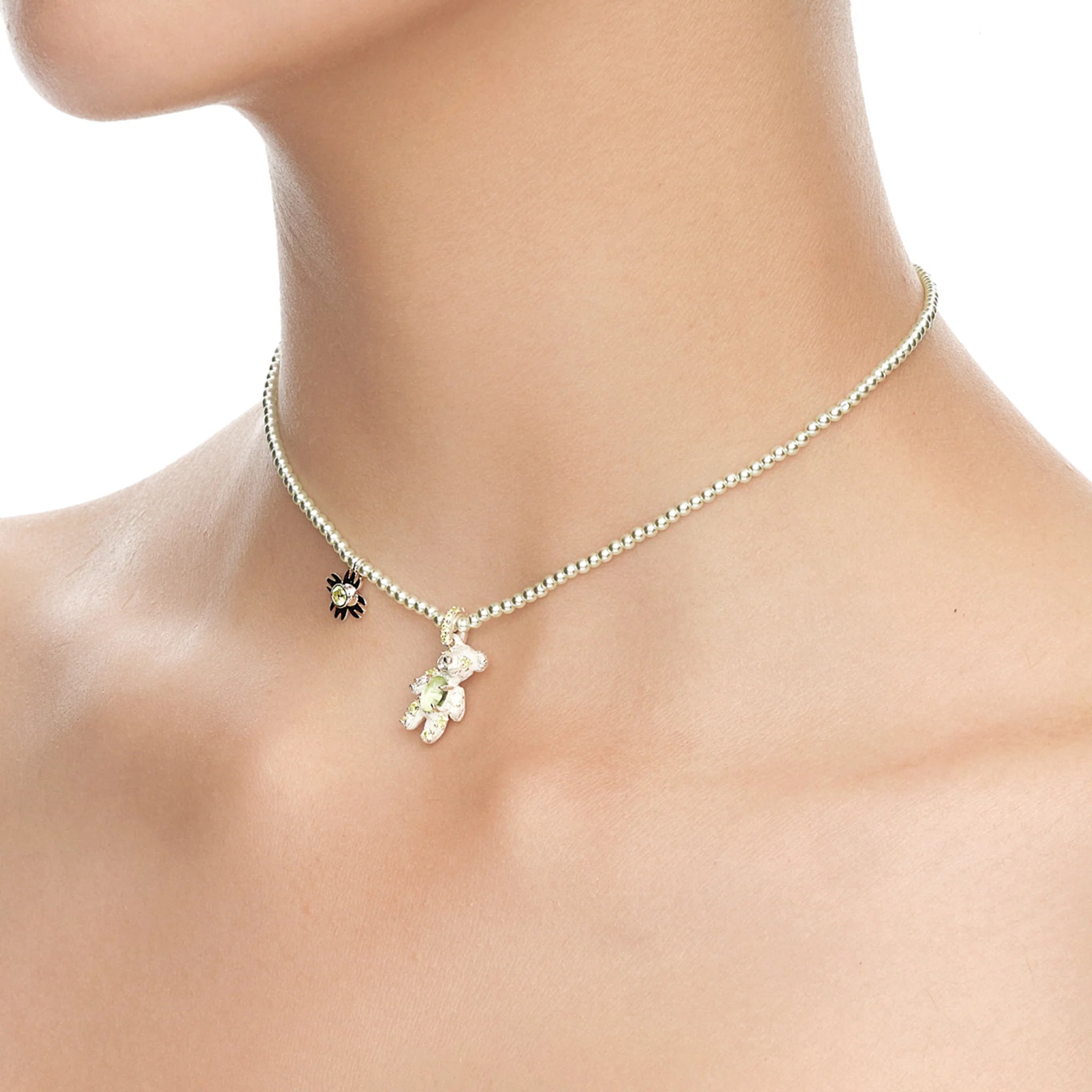 Model wearing YVMIN Paradise Natural Bear Flower Zircon Necklace in Silver