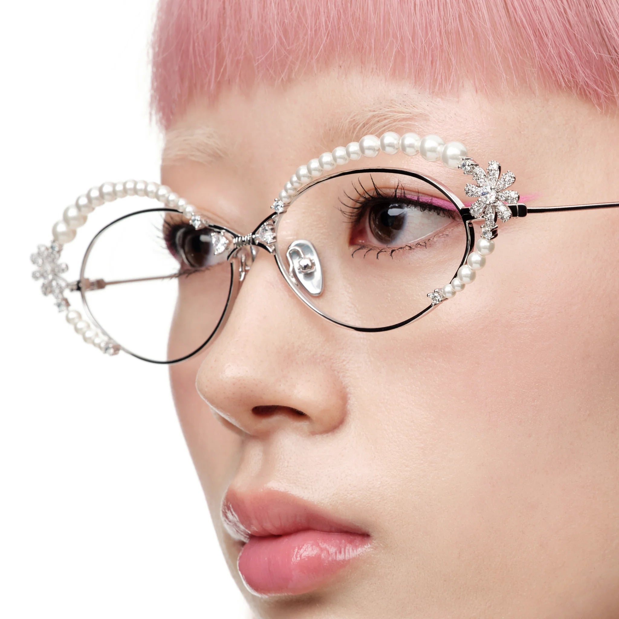 Close-up of model wearing YVMIN Paradise Waving Pearl Glasses in Silver