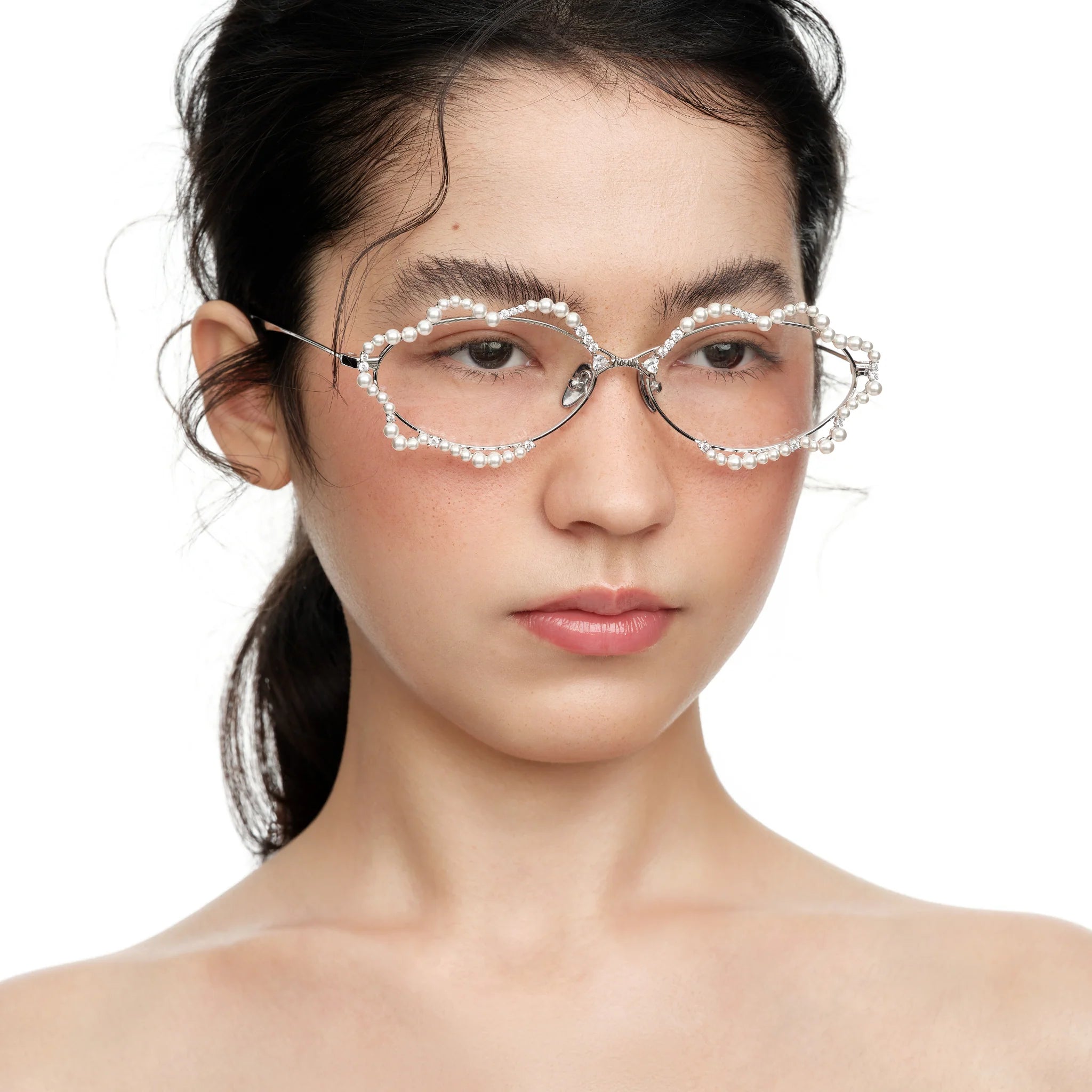 Model wearing YVMIN Paradise Waving Pearl Glasses in Silver