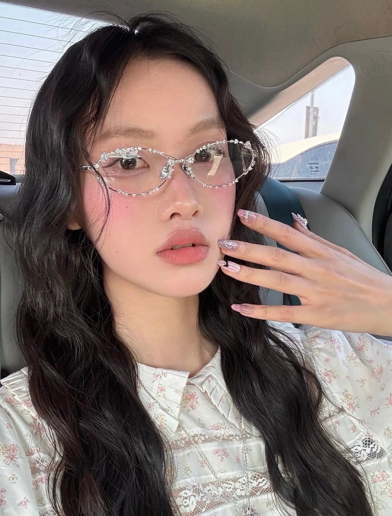 Close-up of model wearing YVMIN Ripple Bitter Salty Glaze Glasses Silver
