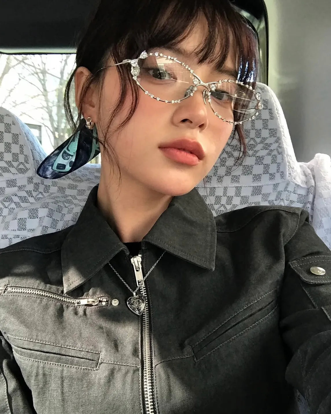 Portrait of model wearing YVMIN Ripple Bitter Salty Glaze Glasses Silver