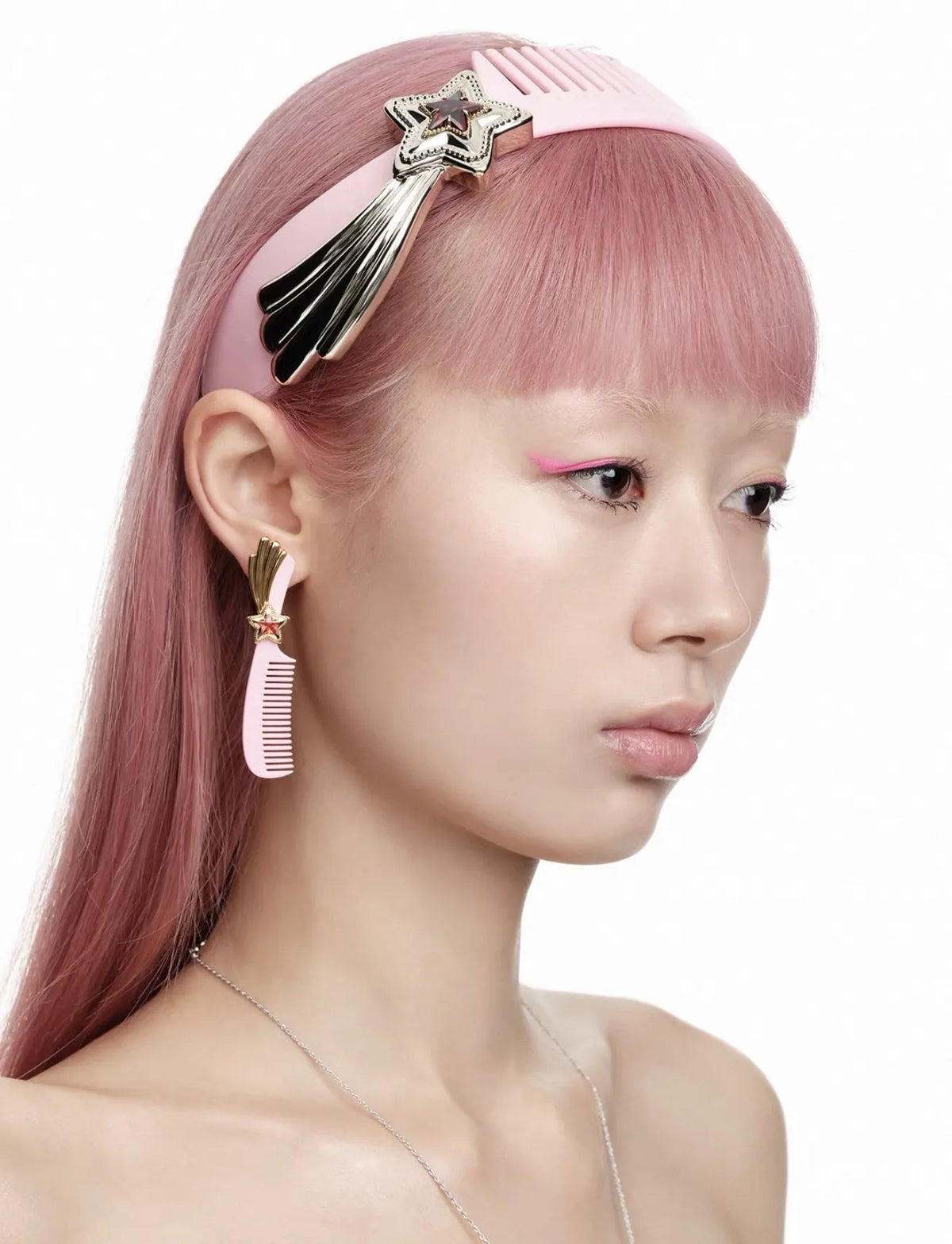 YVMIN x Ashley Williams Meteor Comb Earring มุมสวมใส่