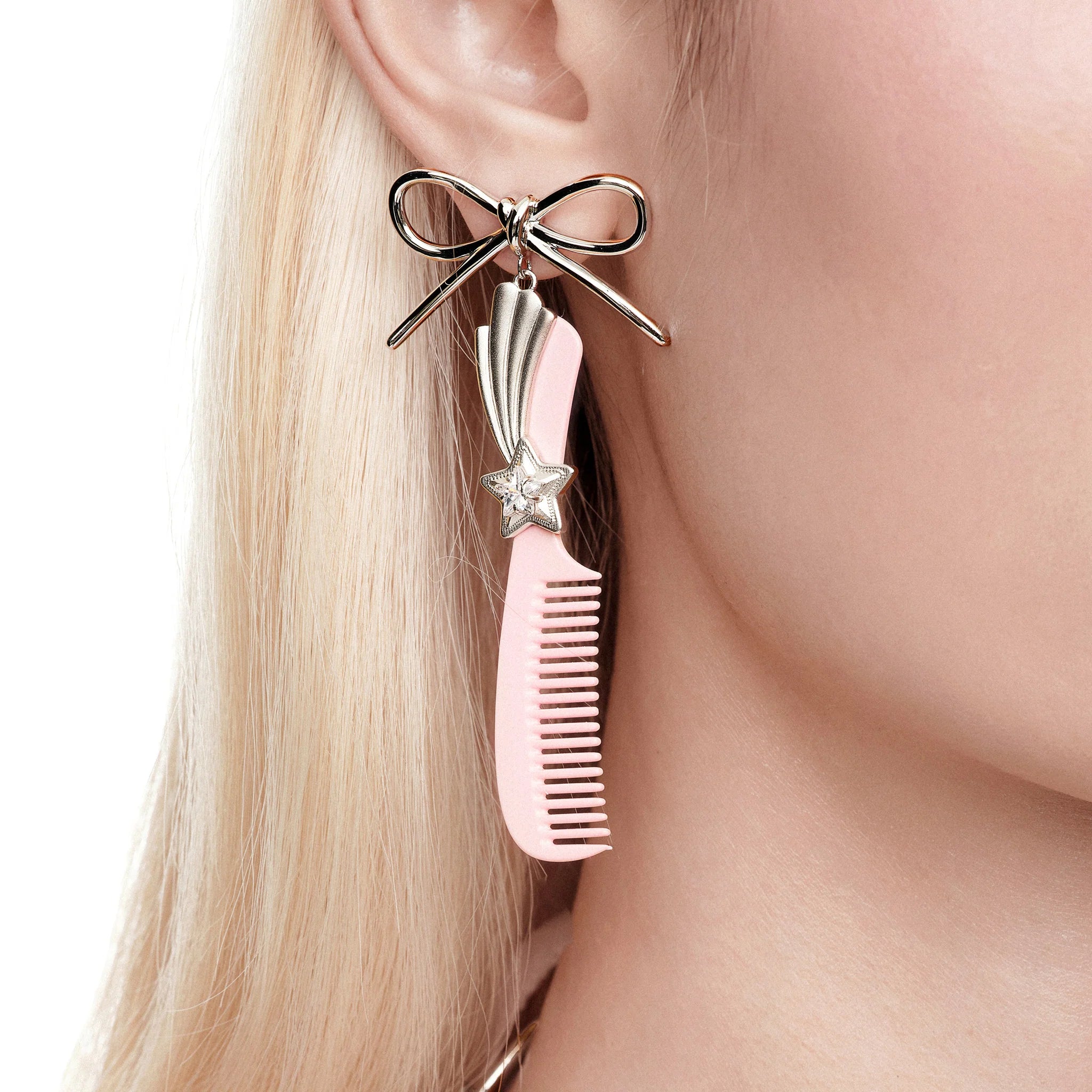 YVMIN x ASHLEYWILLIAM Bowknot Comb Earring in Pink worn