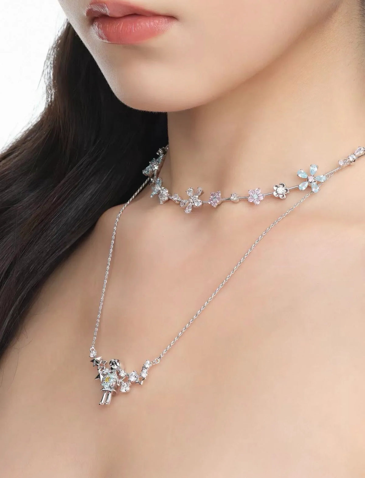 Zircon Flowers Necklace Silver worn